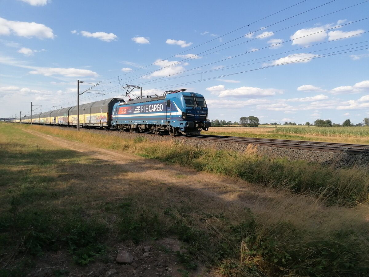 Smarttron 192-015-3 der RTB Cargo ist mit einem Ganzzug aus Schiebewandwagen in Richtung Treuchtlingen unterwegs. Aufgenommen am 05.08.2022 in der Nähe von Triesdorf