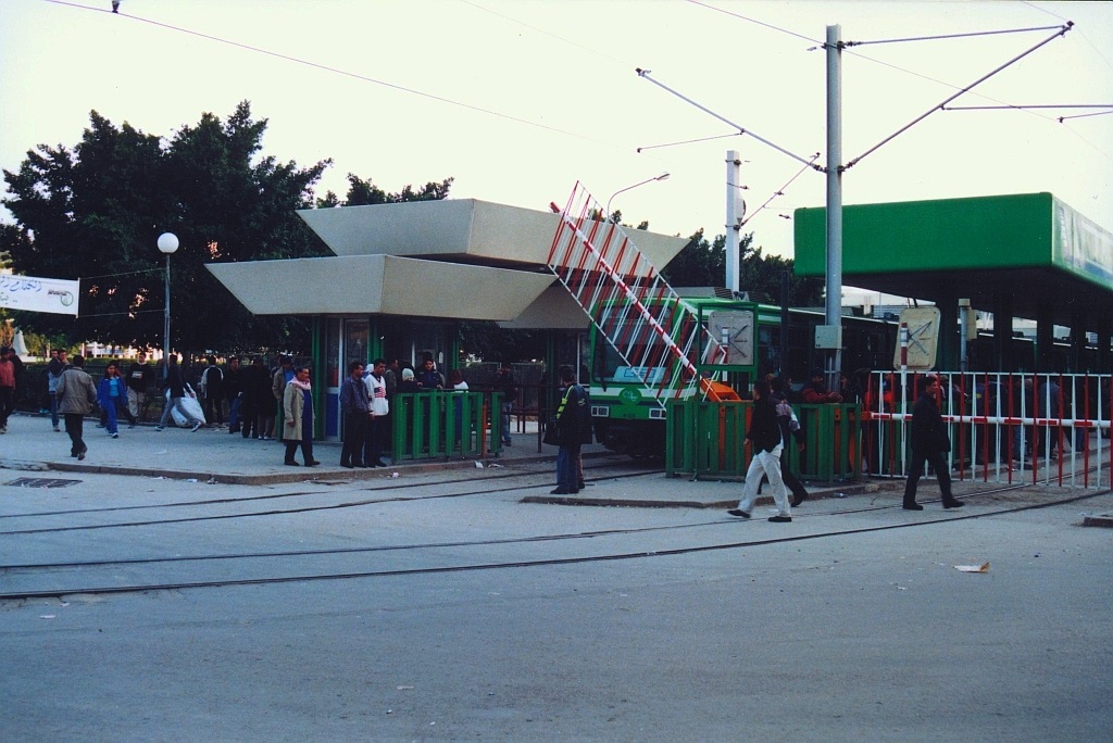SMLT M 109 (Hersteller: Duewag, Type: Hannover, Baujahr: 1984) am 30.Dezember 2001 als Linie 4 in der Haltestelle Place Barcelone. (Fotoscan)
