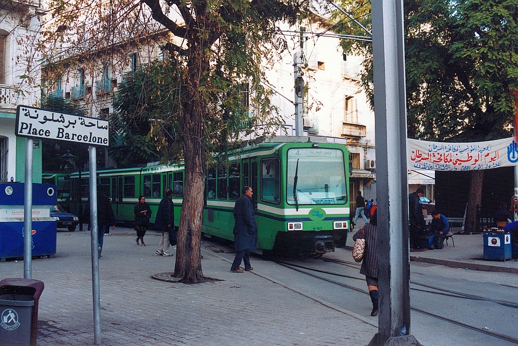 SMLT M 167 (Hersteller: Duewag, Type: Hannover, Baujahr: 1984/85) verlässt am 30.Dezember 2001 als Linie 4 die Rue de Hollande und fährt auf den Place Barcelone. (Fotoscan)