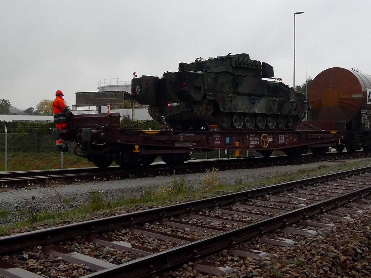 Smms 31 81 4706 031-9  mit Panzer beladen, bei der Abhholung vom Anschlu�gleis der Zehnerkaserne in Ried; 261012