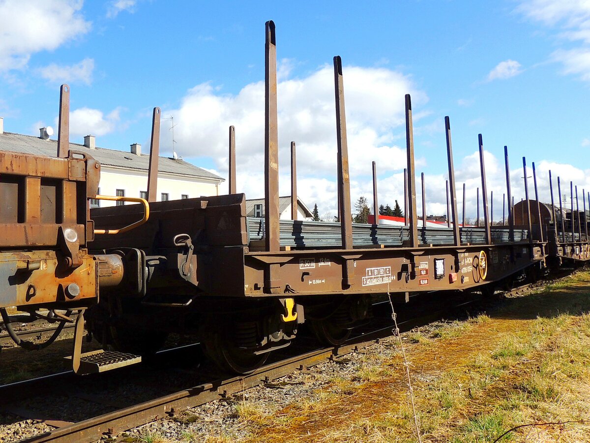 Smms 31 81 4706 035-0 steht mit 55009Kg Grobstahlblechen zur Beladung am Bhf. Ried bereit; 210312