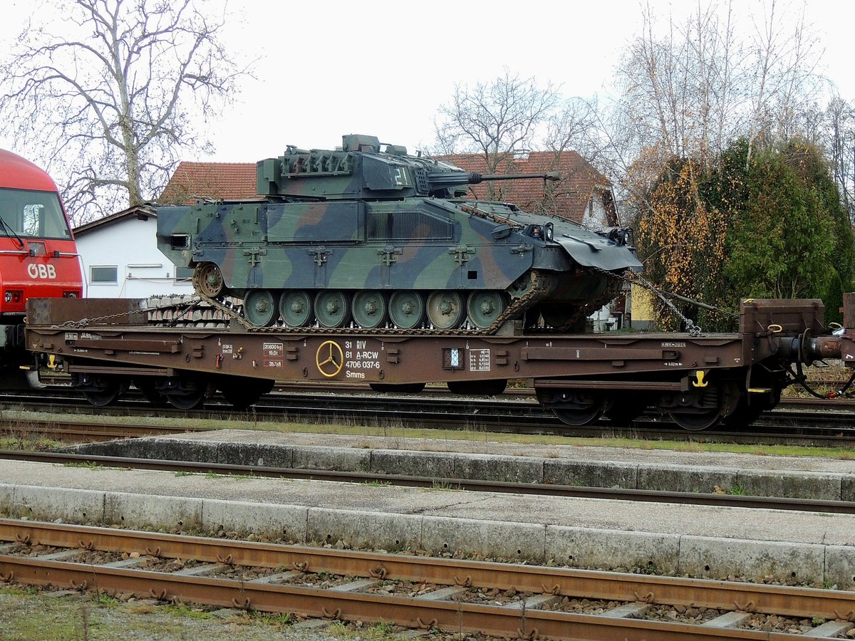 Smms 31 81 4706 037-6 mit Panzer beladen, kurz vor dem Abtransport aus dem Bhf.Ried in Richtung Manöver; 191129
