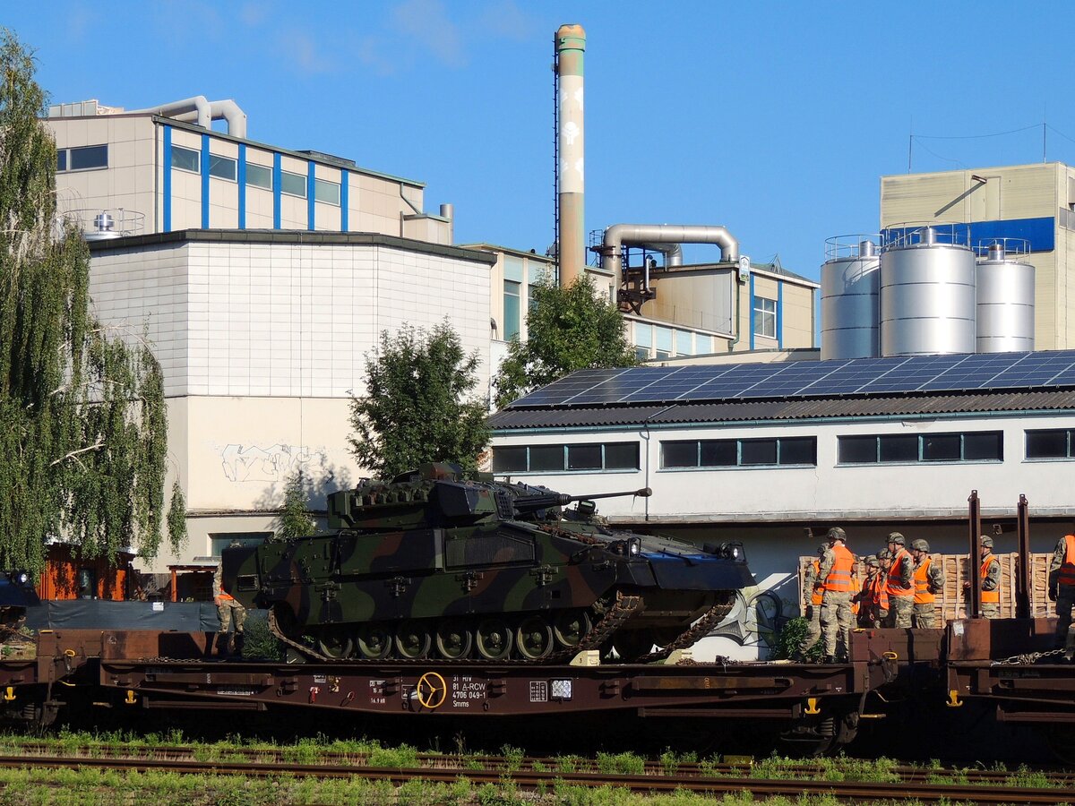 Smms 31 81 4706 049-1 während einer PanzerBeladung, im Bhf.Ried; 230925