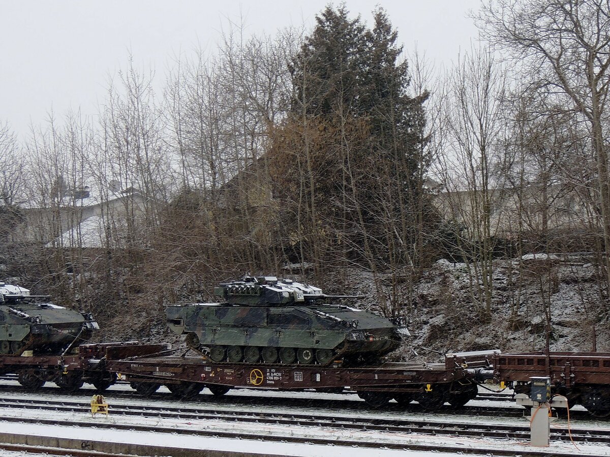Smms 31 81 4706 051-7, rollt beladen mit ULAN Kampfpanzer bei winterlichem Wetter aus dem Bhf. Ried in Richtung Manöver; 230120