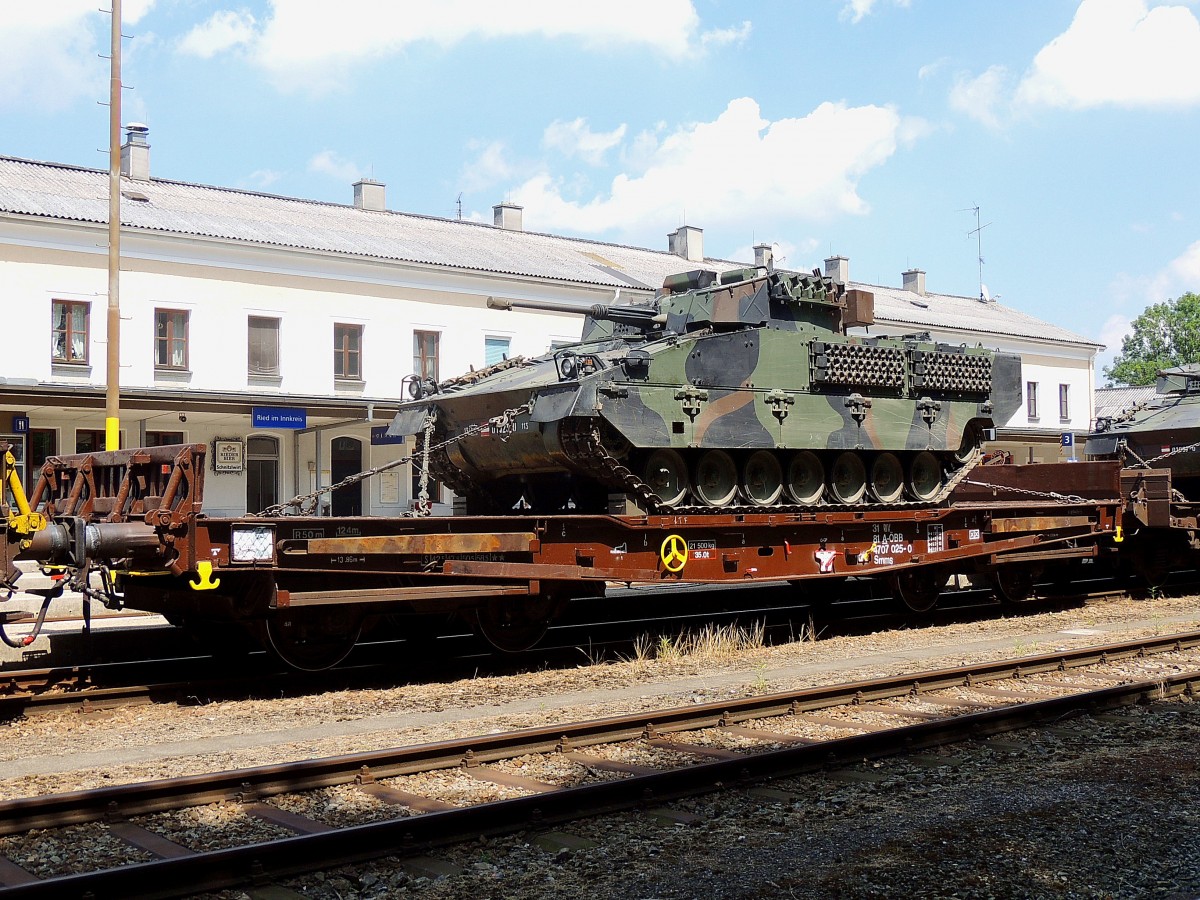 Smms 3181(A-ÖBB)4707025-0 wartet mit Panzer beladen, auf den Abtransport vom Bhf. Ried; 130726