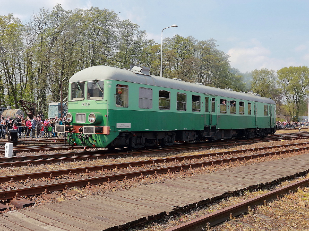 SN61-168,  ein  Dieseltriebzug, war ein  interessanter Gast auf der Dampflokparade in Wolsztyn am 30.April 2016.
Von diesen Dieseltriebzügen wurden in den Jahren 1960-1975 111 Stück gebaut. 30.4.2016 (Quelle http://www.bahnbilder.de/bild/polen~triebzuege~sn61/938458/sn61-168-war-ein-besonders-interessanter-gast.html).
