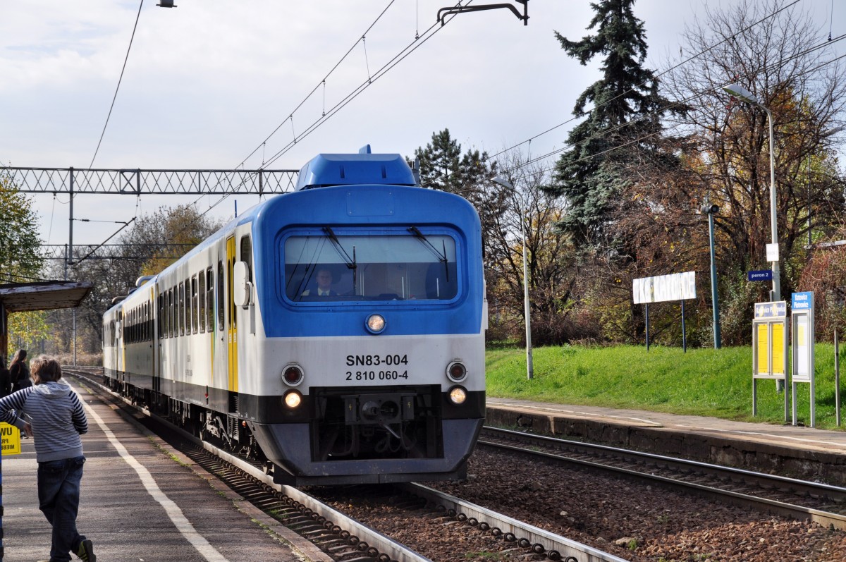 SN83 004 bei der durchfahrt durch  Katowice-Piotrowice  in richtung  Katowice  fahrend (27.10.2013)