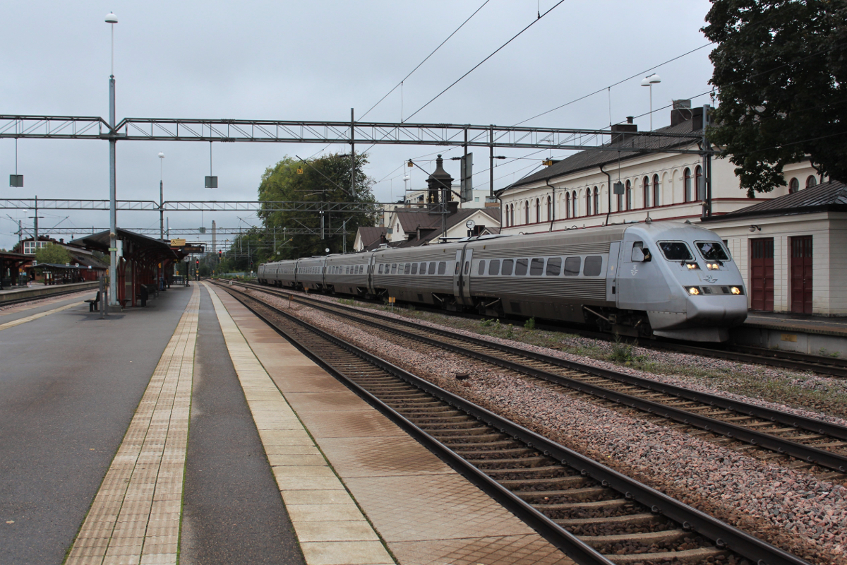 Snabbtåg 430 nach Stockholm verlässt am 31.08.2018 den Bahnhof Katrineholm.