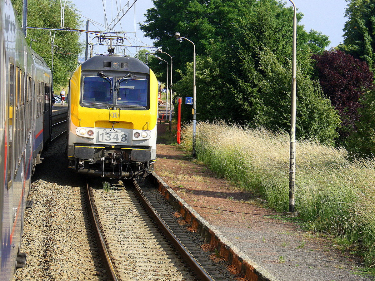 SNCB 1348 steht in Milmort(B) mit ein Personenzug aus Luxembourg(L) nach Liers(B) un d fährt dann weiter in Richtung Liers(B).
Aufgenommen aus dem IC 5367 aus Hasselt(B) nach Maastricht(NL).
In Milmort(B).
Bei Sommerwetter am Abend vom 15.6.2017.