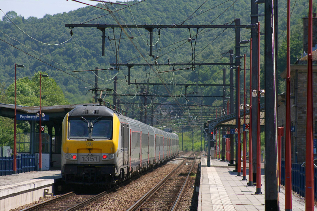 SNCB 1351 schiebt ihren IC durch den Bahnhof Pepinster.
Abgelichtet am 3. Juni 2010.