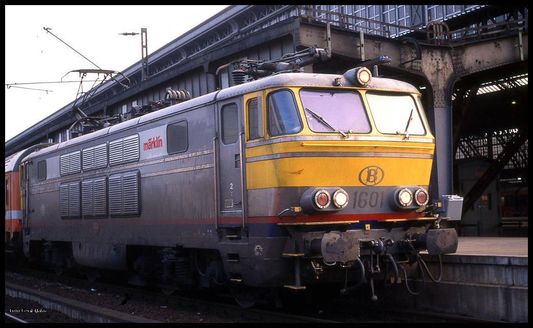 SNCB 1601 mit Märklin Werbung am 20.03.1996 um 18.10 Uhr im HBF Köln vor dem D nach Oostende.