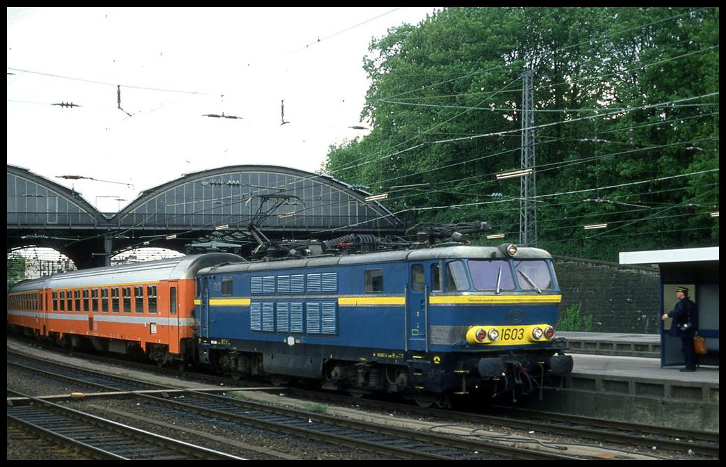 SNCB 1603 mit D nach Oostende am 13.5.1995 um 13.08 Uhr im HBF Aachen.