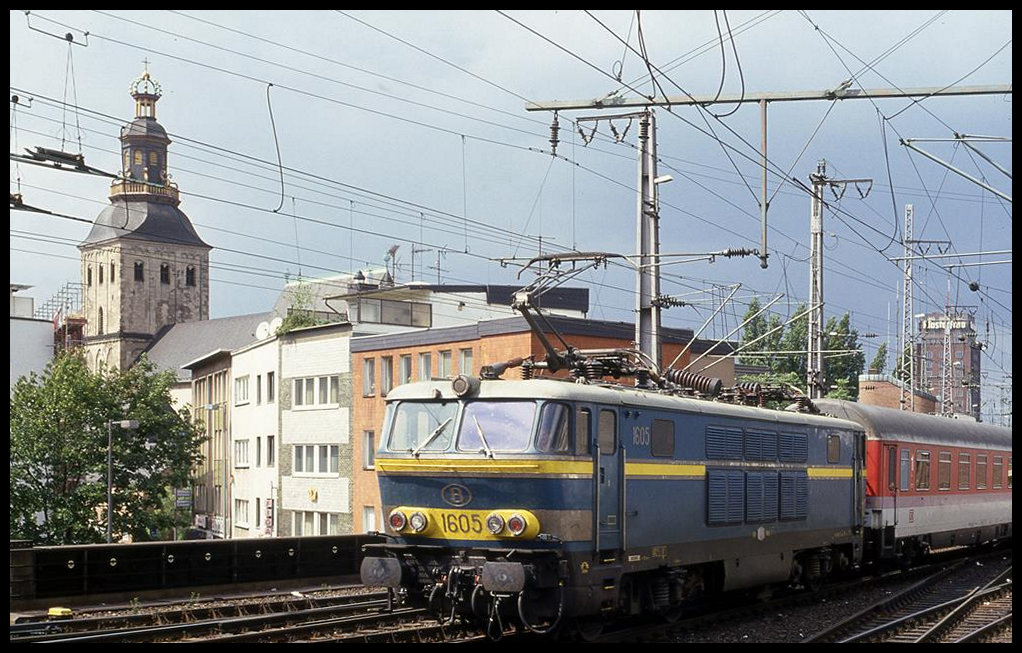 SNCB 1605 fährt hier am 13.08.1994 um 15.41 Uhr mit dem EC 47 aus Brüssel in Köln HBF ein.
