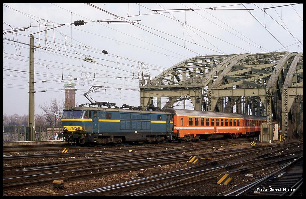 SNCB 1608 verlässt am 20.03.1996 um 16.02 Uhr mit dem D nach Oostende die Hohenzollernbrücke in Köln.