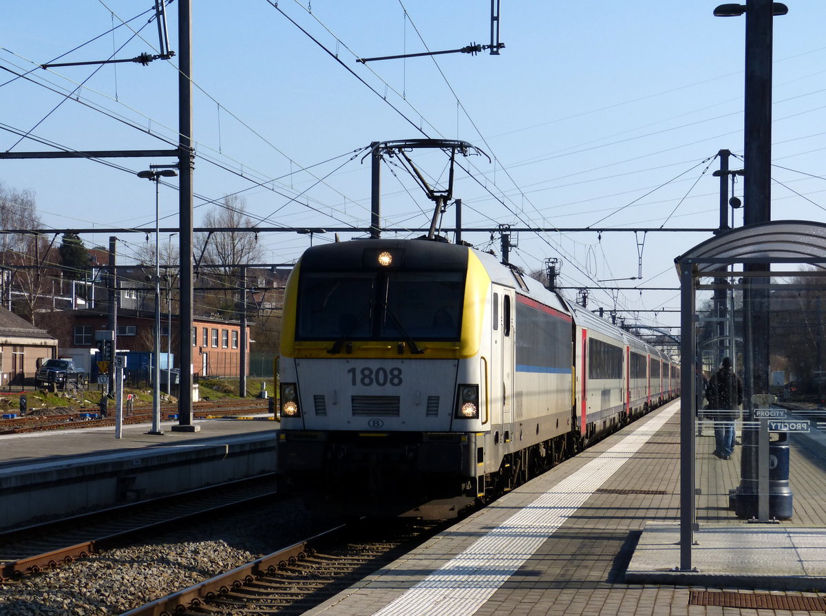 SNCB 1808  kommt mit dem IC 538 aus Eupen(B) nach Oostende(B) und kommt aus Richtung Eupen(B) und fährt in Welkenraedt(B) ein und fährt dann weiter in Richtung Dolhain-Gileppe(B),Verviers(B),Lüttich-Guillemins(B). 
Aufgenommen am Bahnhof von Welkenraedt(B).
Bei Sonnenschein am Kalten Vormittag vom 18.2.2018.