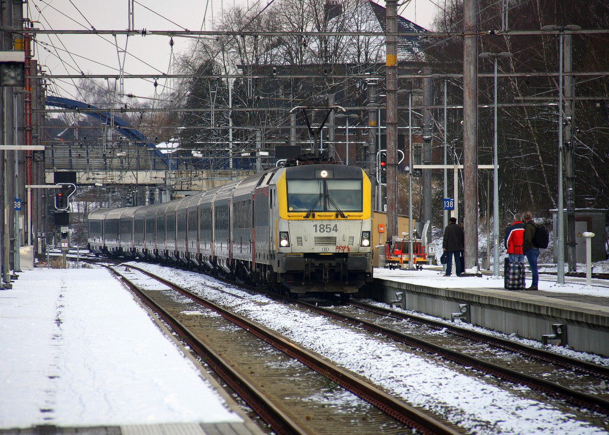 SNCB 1854 kommt mit dem IC 538 aus Eupen(B) nach Oostende(B) und kommt aus Richtung Eupen(B) und fährt in den Bahnhof von  Welkenraedt(B).
Bei Schnee und Sonne am Kalten Nachmittag vom 17.1.2016.