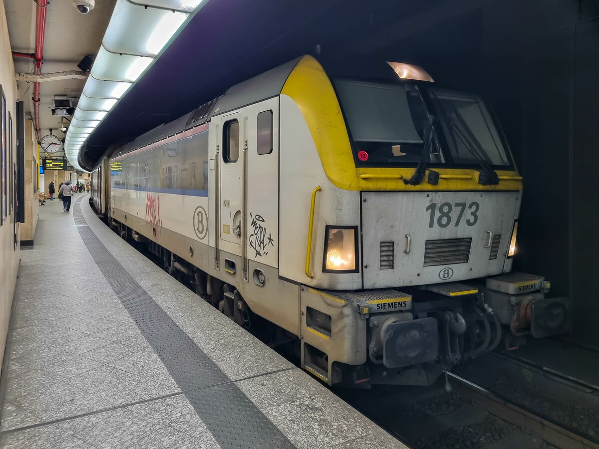 SNCB 1873 mit einem Intercity nach Luxemburg in Bruxelles Gare Centrale, 01.03.2024.