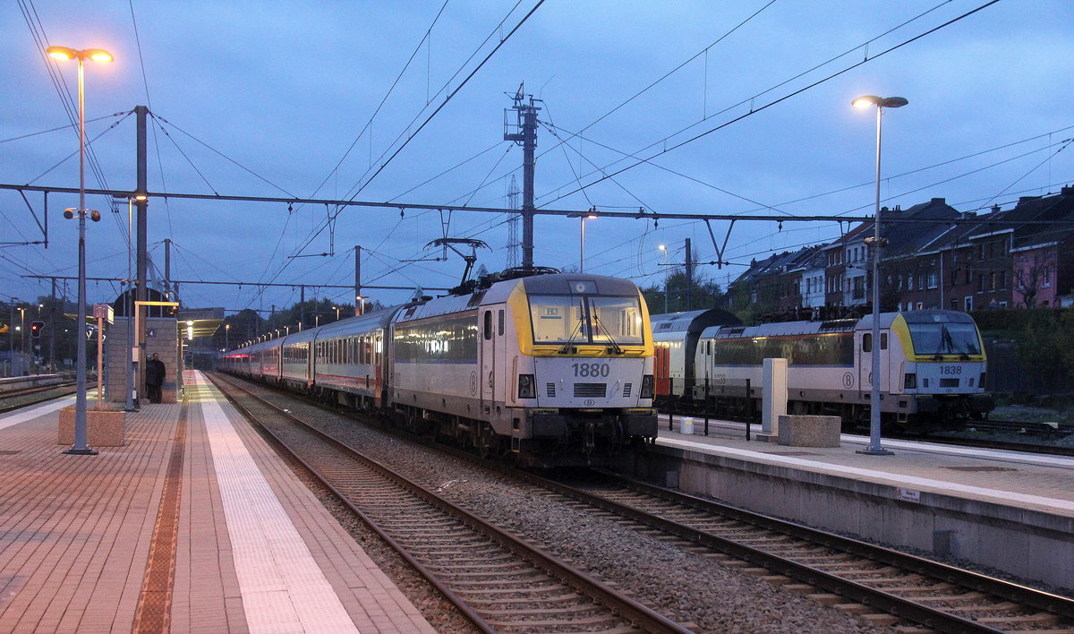 SNCB 1880 steht in  Welkenraedt(B) mit ein IC von  Welkenraedt(B) nach Oostende(B) und wartet auf die Abfahrt Verviers(B).
Aufgenommen am Bahnhof von Welkenraedt(B).
In der Abendstimmung am Abend vom 28.10.2018.
