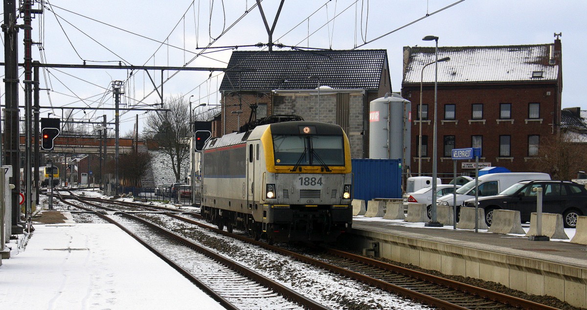 SNCB 1884  kommt als Lokzug aus Welkenraedt(B) und fährt in den Bahnhof von  Welkenraedt(B) ein.
Aufgenommen am Bahnhof von Welkenraedt(B). Bei Schnee und Sonne am Kalten Nachmittag vom 17.1.2016. 