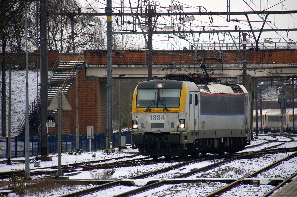 SNCB 1884 rangiert in Welkenraedt(B). Aufgenommen am Bahnhof von Welkenraedt(B). Bei Schnee und Sonne am Eiskalten Nachmittag vom 17.1.2016. 