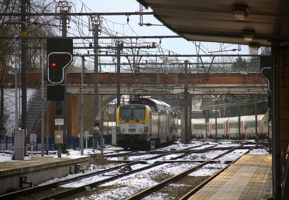 SNCB 1893 steht mit einem Belgischer Doppeldecker im Bahnhof von Welkenraedt(B).
Aufgenommen am Bahnhof von Welkenraedt(B).
Bei Schnee und Sonne am Kalten Nachmittag vom 17.1.2016.