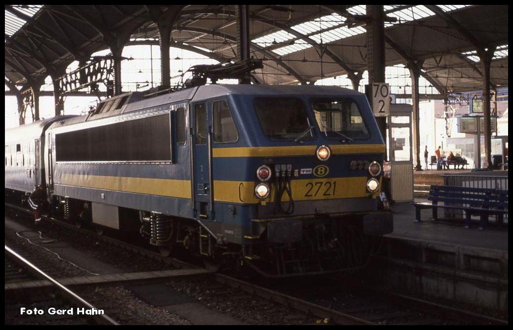 SNCB 2721 am 25.10.1989 um 15.05 Uhr im HBF Aachen vor einem Militärzug.