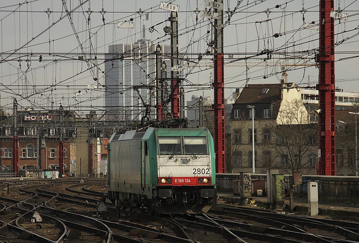 SNCB 2802, auch als E 186124 registriert, rangiert am 19.03.2014 im Gleisvorfeld
des Bahnhof Brüssel Midi. Die Lok war an diesem Tag im Intercity Einsatz nach 
den Niederlanden. 