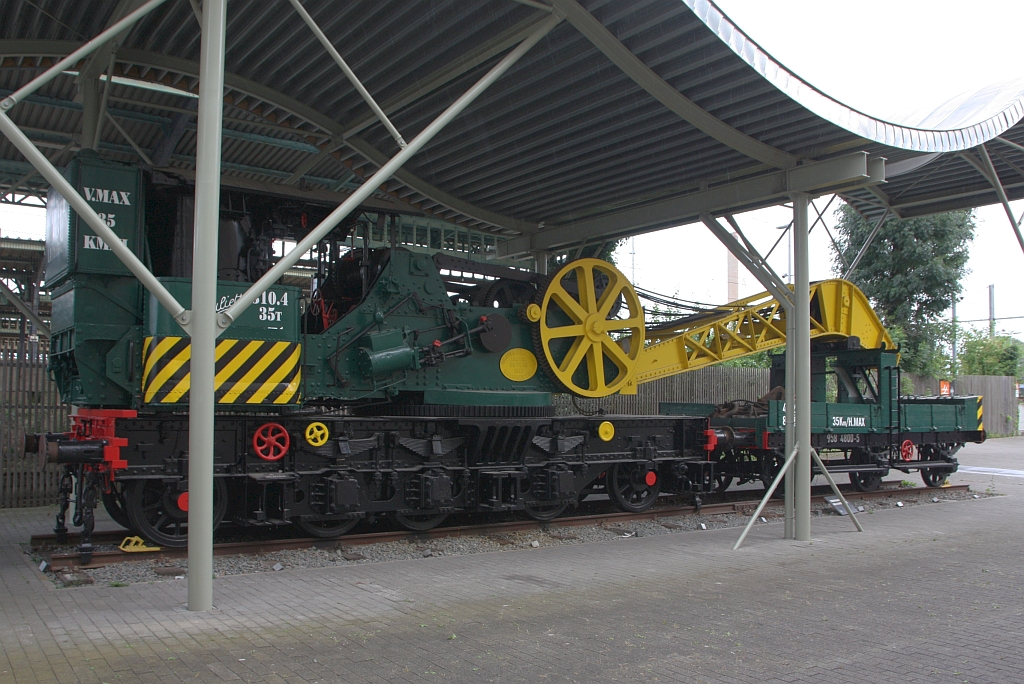 SNCB 35t Dampfkran A310.4 (ex British Army Forces, ex A221.8, sp�ter 214.3.25.00; Hersteller: Graven Brothers Ltd. Manchester/UK, Baujahr: 1912) mit St�tzwagen 40 88 958 4800-5 am 23.Juli 2026 in der Train World beim Gare Schaerbeek.