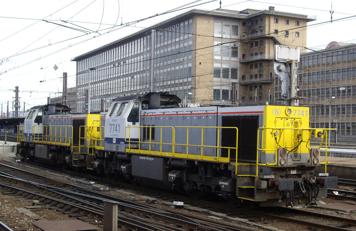 SNCB 7741, 0077 041-6, dahinter angekuppelt SNCB 7740, 0077 040-8, Bruxelles Midi, 30.10.2011.