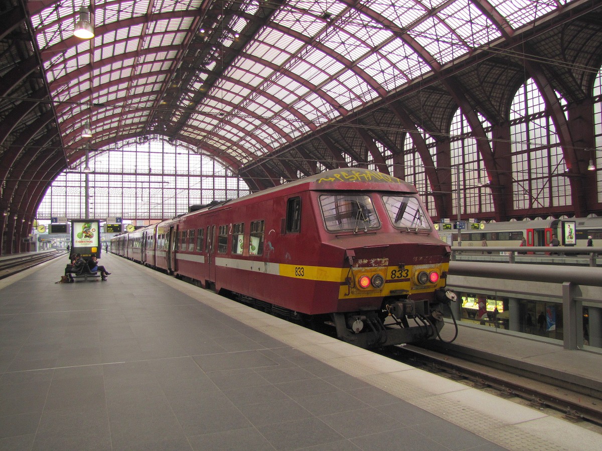 SNCB 833 als L 2583 aus Puurs, am 23.11.2011 in Antwerpen Centraal.