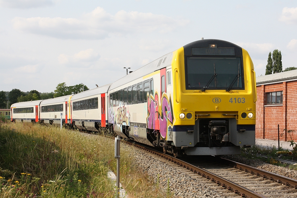 SNCB AM 41 4103 (95 88 0041 03  ?-?) als erstes Fahrzeug des S64 Zug 3916 (Charleroi-Central - Couvin) f�hrt am 25.Juli 2026 aus dem Gare de Mariembourg.