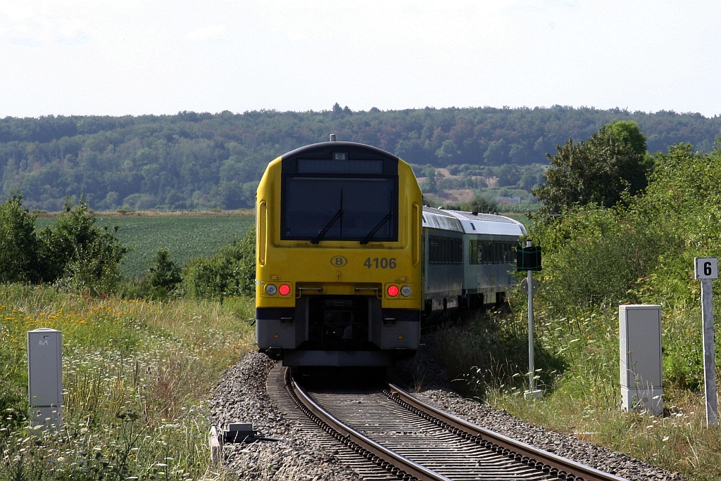 SNCB AM 41 4106 (95 88 0041 06  ?-?) als letztes Fahrzeug des S64 Zug 3910 (Charleroi-Central - Couvin) am 25.Juli 2026 kurz nach dem Gare de Mariembourg.