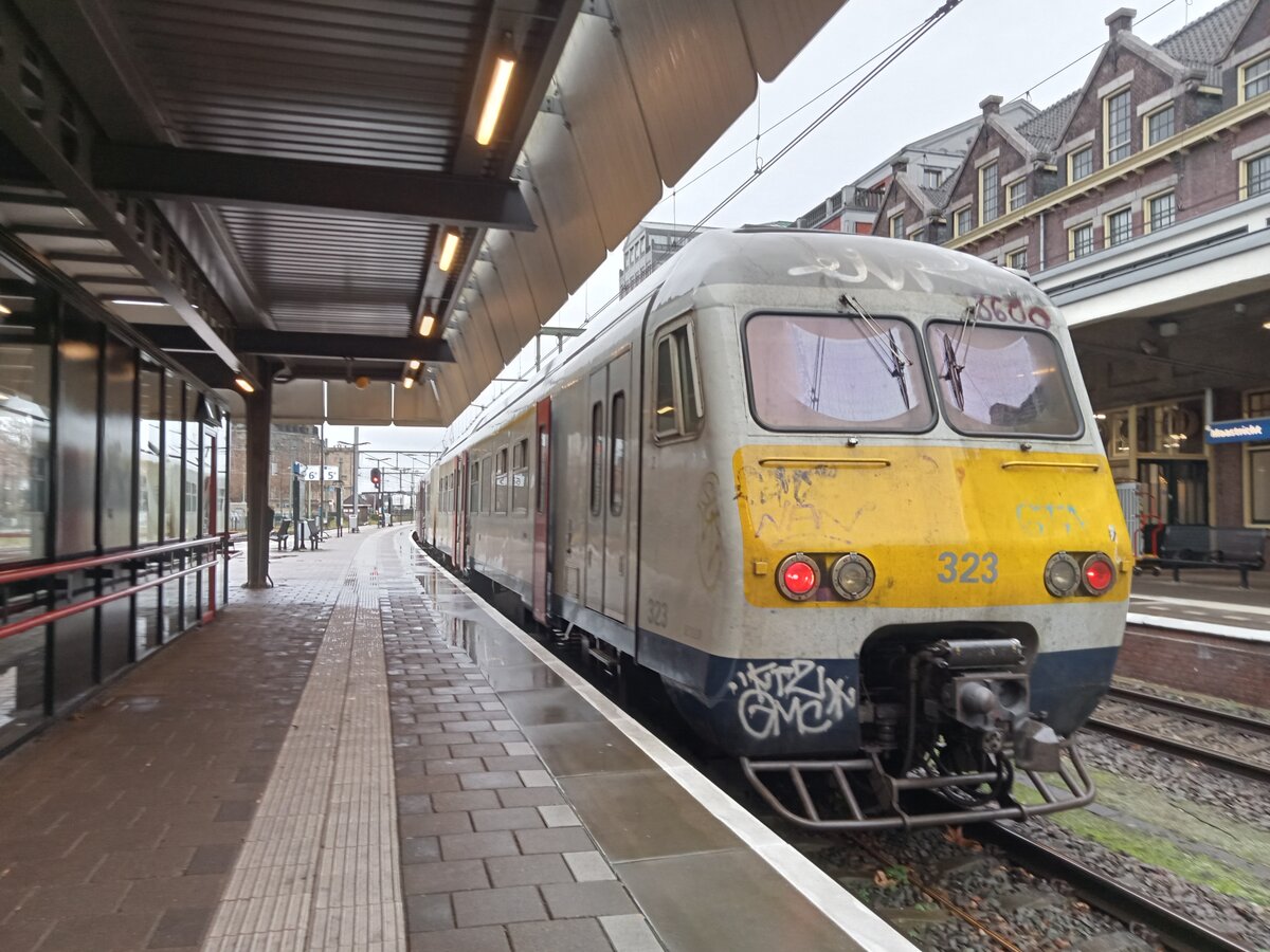 SNCB AM 80 im Bahnhof Maastricht. Der Zug verkehrte als S-Bahn (Stoptrein im Niedersächsischem Abschnitt) von Liége Guillemins über Vise nach Maastricht.