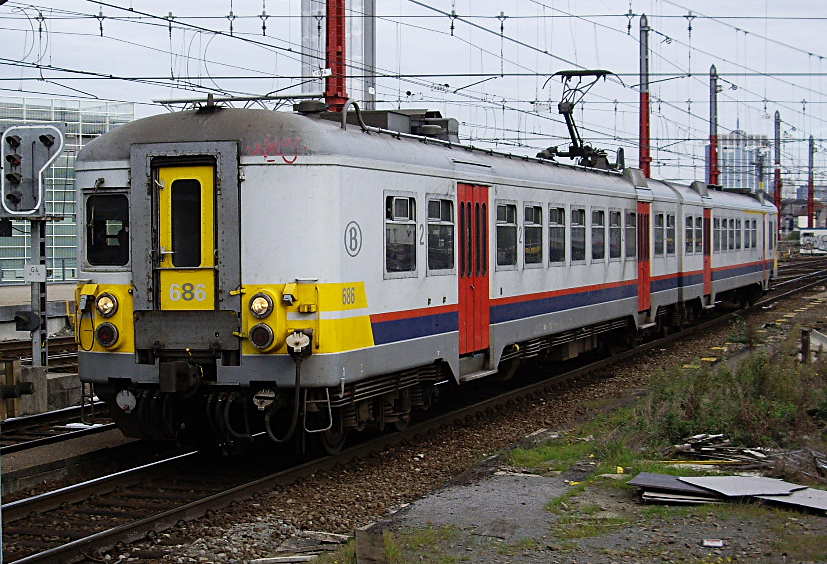 SNCB AM73 No. 686, Zug bei der Ankunft in Bruxelles Midi, 30.10.2011. Hatte gar nicht damit gerechnet, dass das Bild scharf wird.