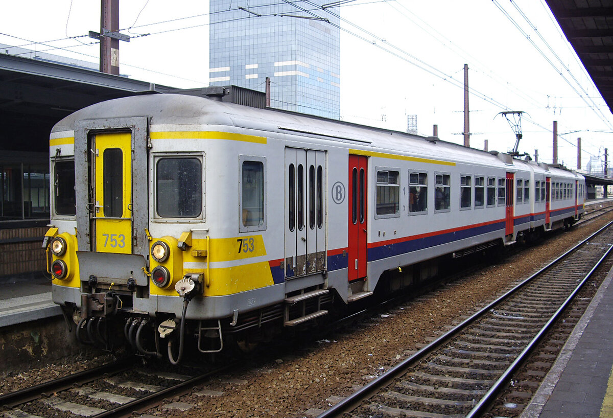 SNCB AM78 No. 753, Bruxelles Midi, 30.10.2011. Diese Züge heißen Automotrice classique. Die Triebwagen dieser Baureihenserie AM 62-79 haben dreistellige Nummern, die mehr oder weniger fortlaufend vergeben wurden und aus denen sich in Tabellen relativ einfach Baujahr und Baureihe nachlesen lassen.