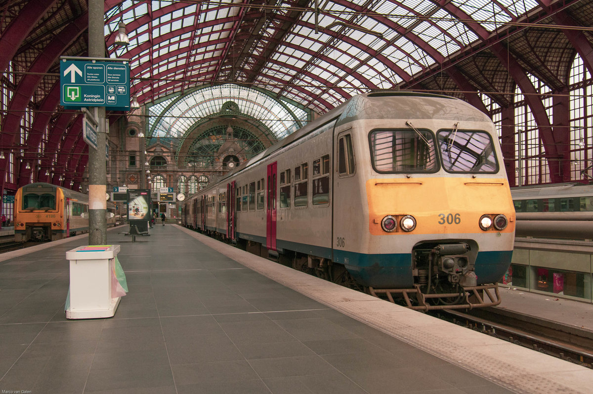 SNCB Bauhreihe 300 und 4000 in Anvers am 21 02 2015