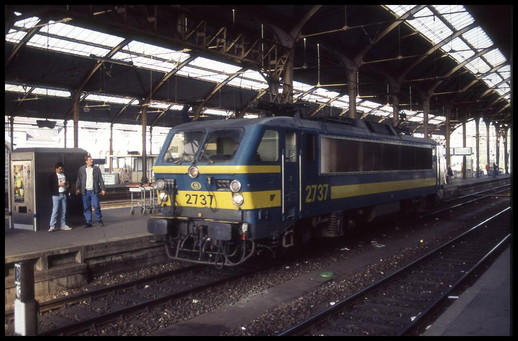 SNCB E-Lok 2737 rangiert am 21.9.1997 im HBF Aachen.