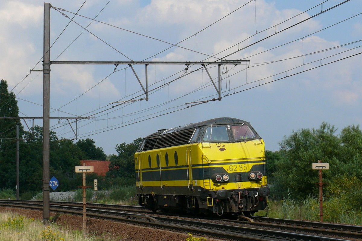 SNCB-Lok 6295 fährt über ein für das belgische Bahnnetz typisches  Krokodil  (Link zur Erklärung http://de.wikipedia.org/wiki/Crocodile_(Zugbeeinflussungssystem)). Aufgenommen am 30/07/2010 auf der Schleife bei Ekeren.