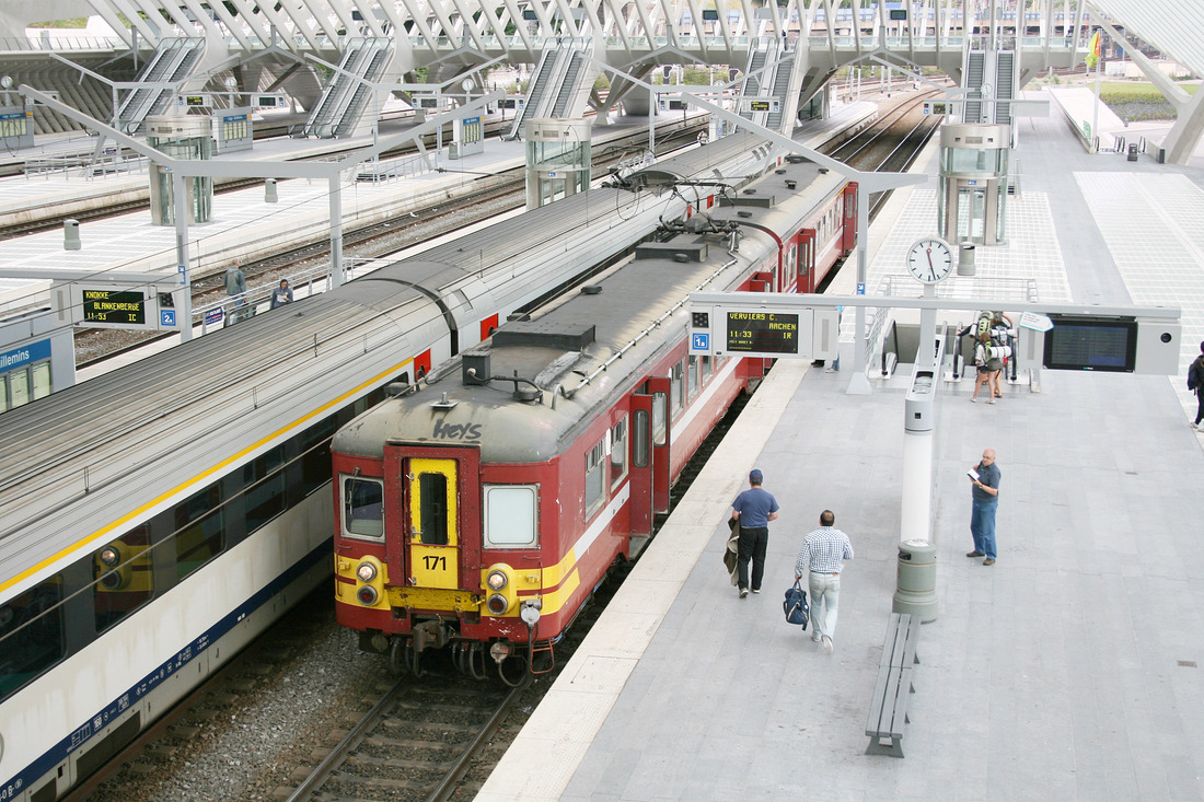 SNCB-Triebzug 171 wurde am 16. Juli 2011 im Bahnhof Liège-Guillemins fotografiert.
