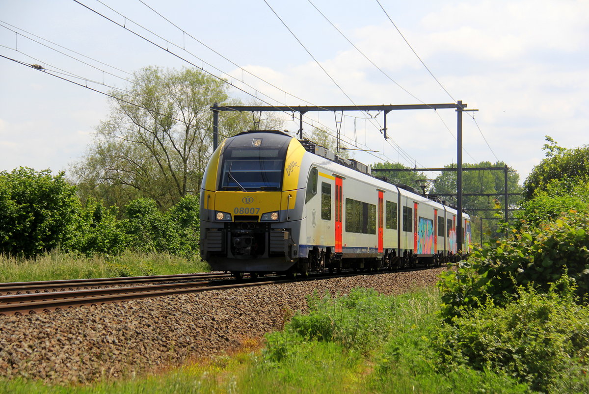 SNCB/NMBS Triebzug 08007 Desiro und fährt durch Testelt(B) in Richtung Aarschot(B).
Aufgenommen von der Wijngaardstraat in Testelt(B).
Bei Sommerwetter am Vormittag vom 1.6.2019.