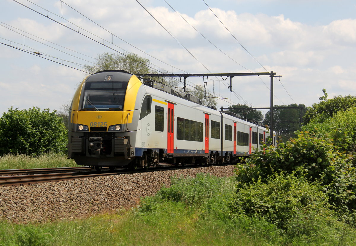 SNCB/NMBS Triebzug 08125 Desiro und fährt durch Testelt(B) in Richtung Aarschot(B). Aufgenommen  von der Wijngaardstraat in Testelt(B). 
Bei Sommerwetter am Mittag vom 1.6.2019.
