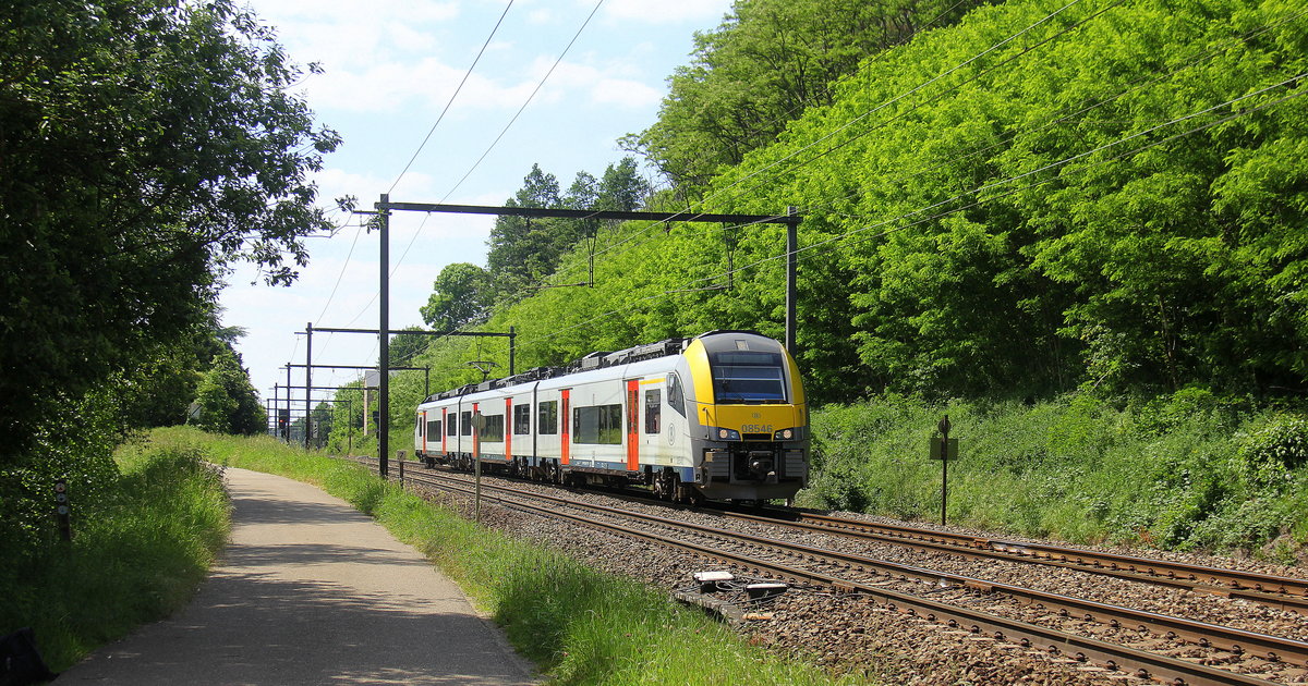 SNCB/NMBS Triebzug 08546 Desiro und fährt durch Testelt(B) in Richtung Hasselt(B). Aufgenommen von der Wijngaardstraat in Testelt(B). 
Bei Sommerwetter am 1.6.2019.