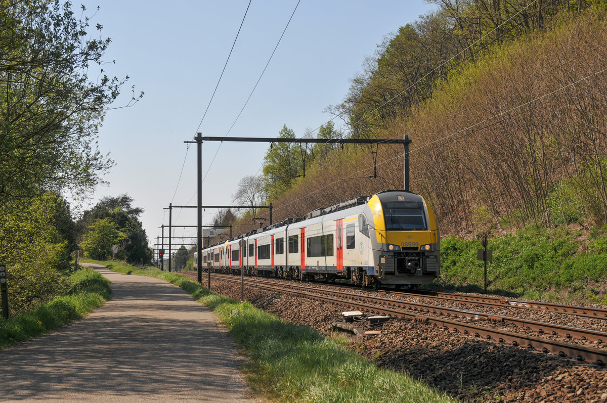 SNCB/NMBS Triebzug 08590 (Desiro) am 20.04.2019 in Testelt gen Diest.