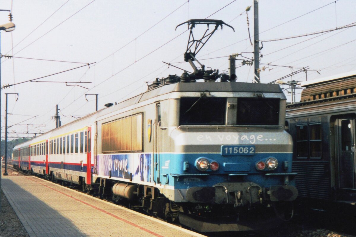 SNCF 15062 zieht auf dieser Scanbild NMBS EuroCity 'ETOILE d' EUROPE' durch Bettembourg richtung Metz, Strasbourg und Basel am 20 Mai 2004.