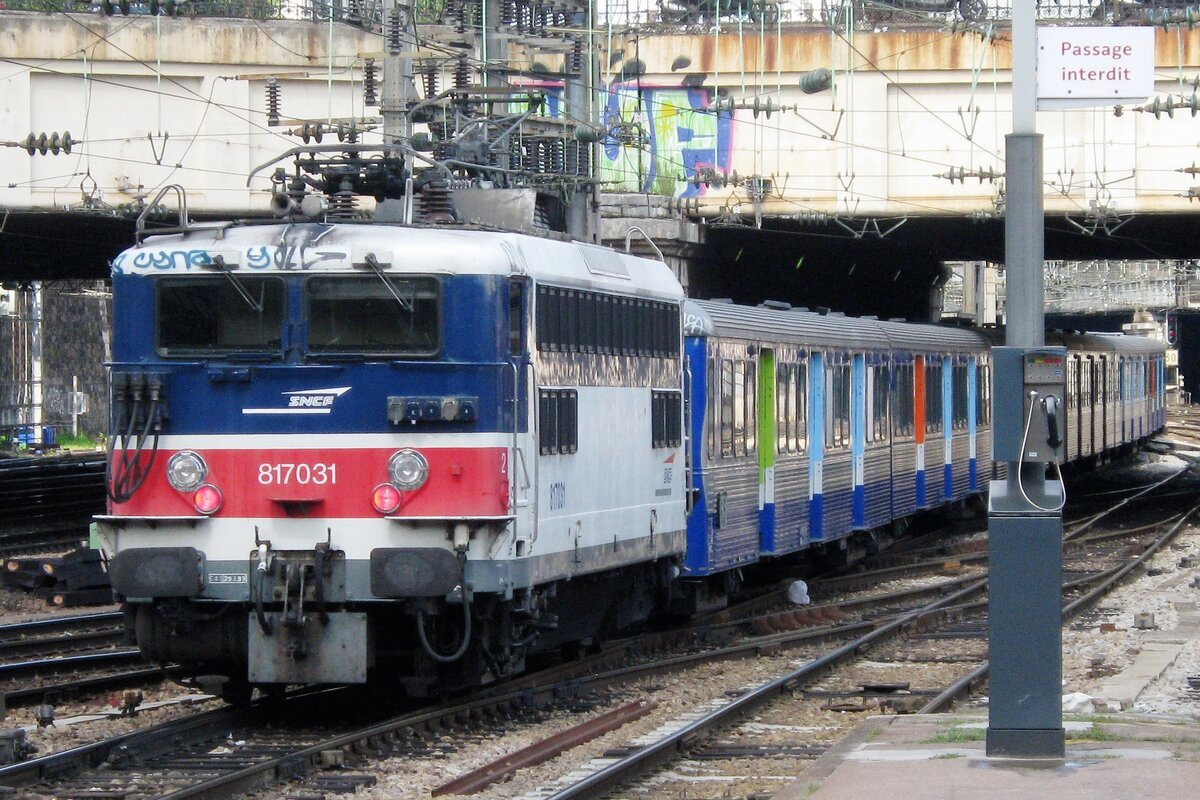 SNCF 17031 verlässt am 19 September 2011 mit ein Doppelgarnitur Paris Saint-Lazare. Das Bild wurde vom Bahnsteig gemacht.