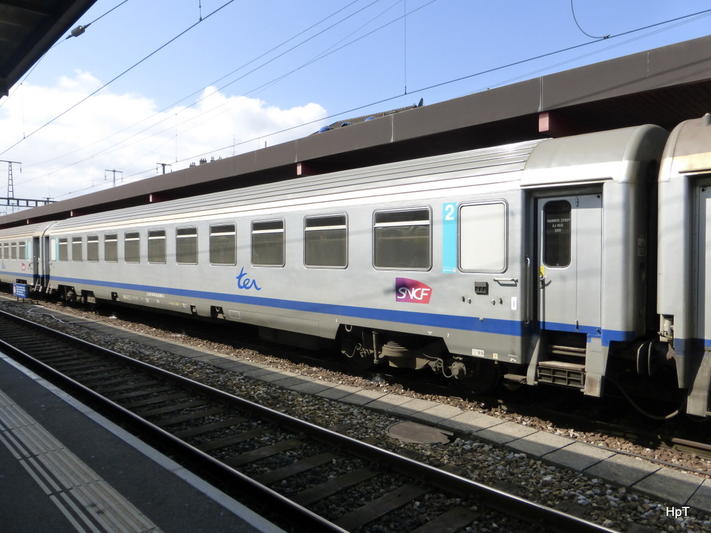SNCF - 2 Kl. Personenwagen B11u 50 87 21-74 947-3 im Bahnhof Genf am 14.09.2014
