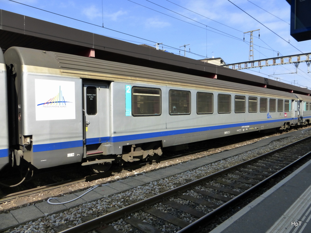 SNCF - 2 Kl. Personenwagen B10tux 50 87 20-77 400-1 im Bahnhof Genf am 14.09.2014