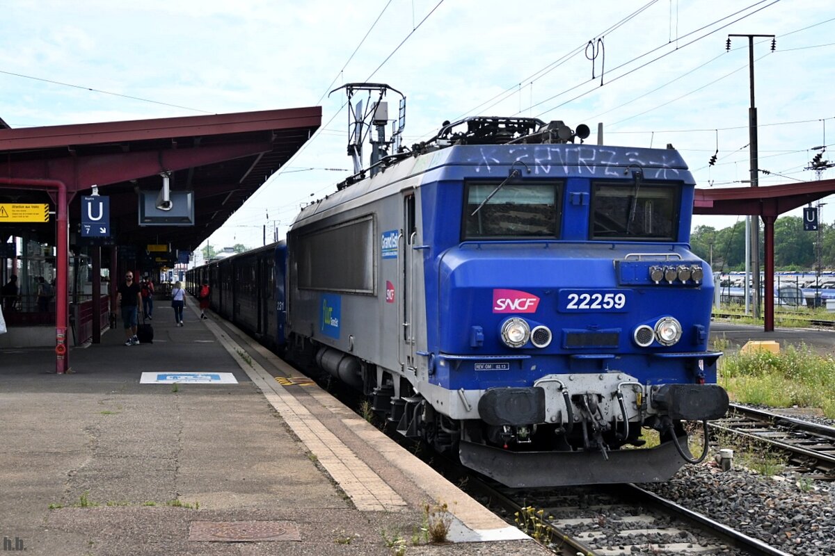 SNCF 22259 stand mit TER30713 in strasbourg gare,27.07.22