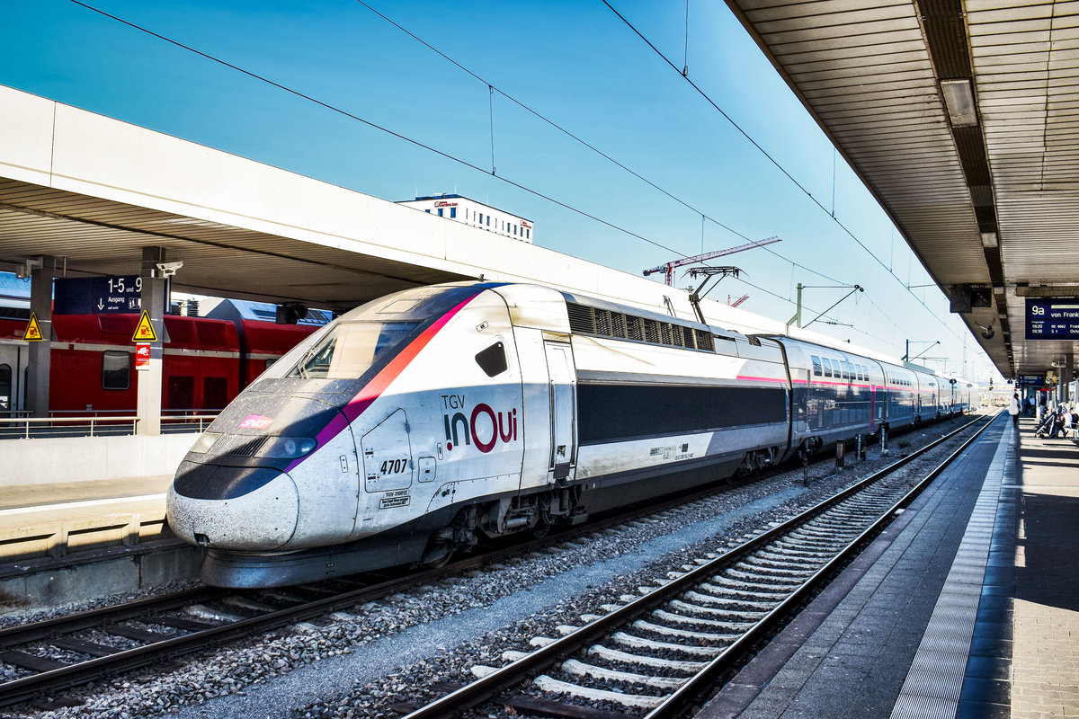 SNCF 310 014-0 hält als TGV 9560 (Frankfurt (Main) Hbf - Karlsruhe Hbf - Strasbourg - Paris Est), in Mannheim Hbf.
Aufgenommen am 19.4.2019.