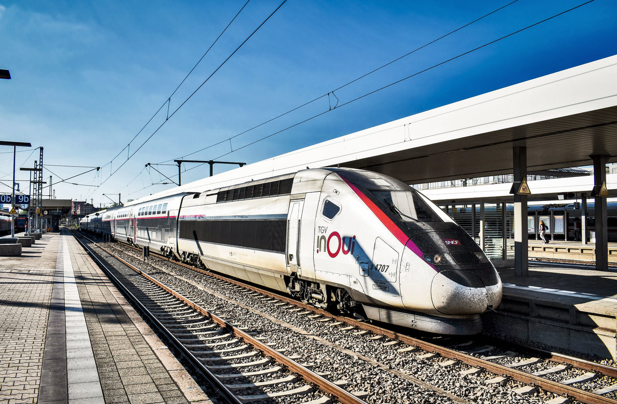 SNCF 310 014-0 hält als TGV 9560 (Frankfurt (Main) Hbf - Karlsruhe Hbf - Strasbourg - Paris Est), in Mannheim Hbf.
Aufgenommen am 19.4.2019.